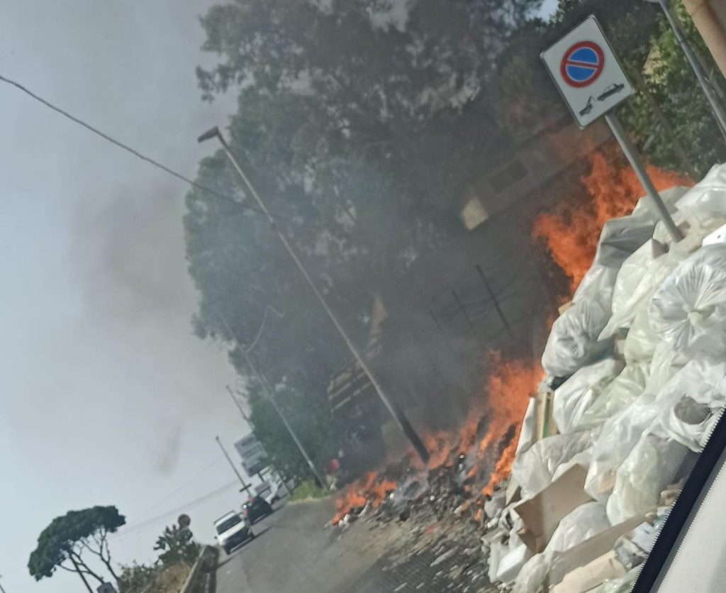 incendio rifiuti contrada gagliardi reggio calabria