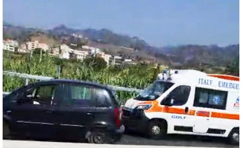 Reggio Calabria, incidente in autostrada: 2 ambulanze sul posto | LIVE
