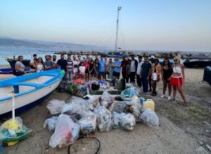 volontari ripuliscono spiaggia ganzirri