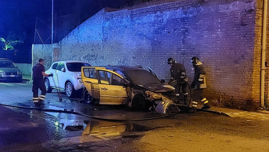 Auto in fiamme Reggio Calabria