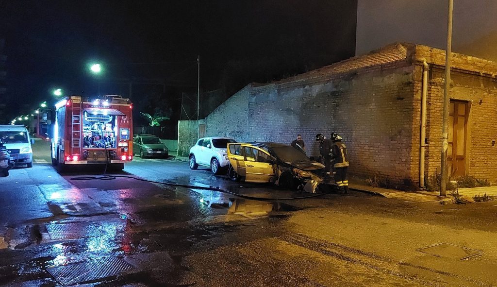 Auto in fiamme Reggio Calabria