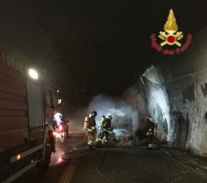 Incendio auto galleria
