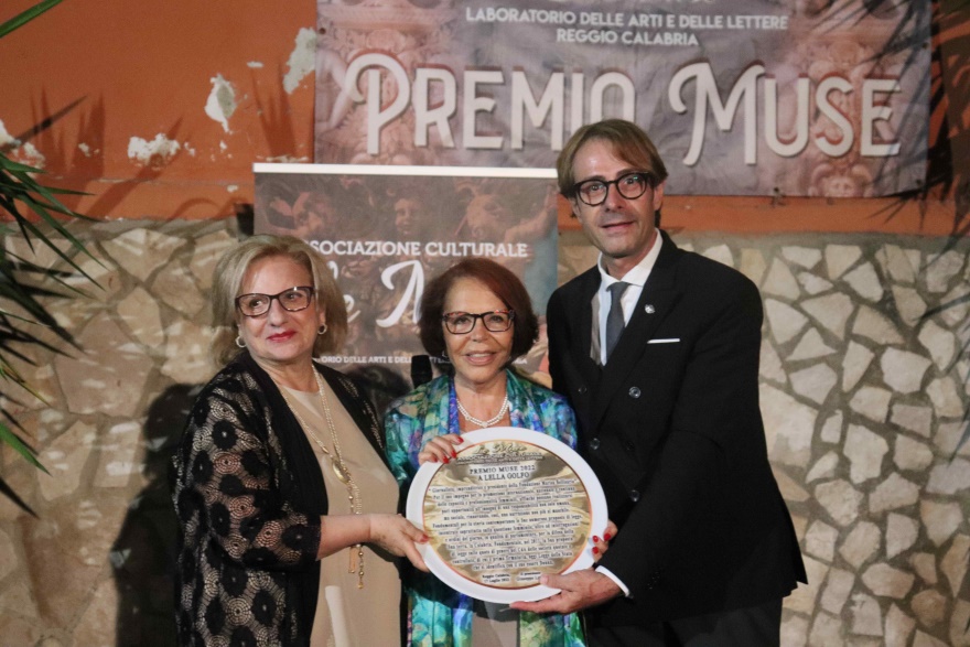Lella Golfo – presidente Fondazione Marisa Bellisario riceve il Premio Muse da Giuseppe Livoti ed Orsola Latella