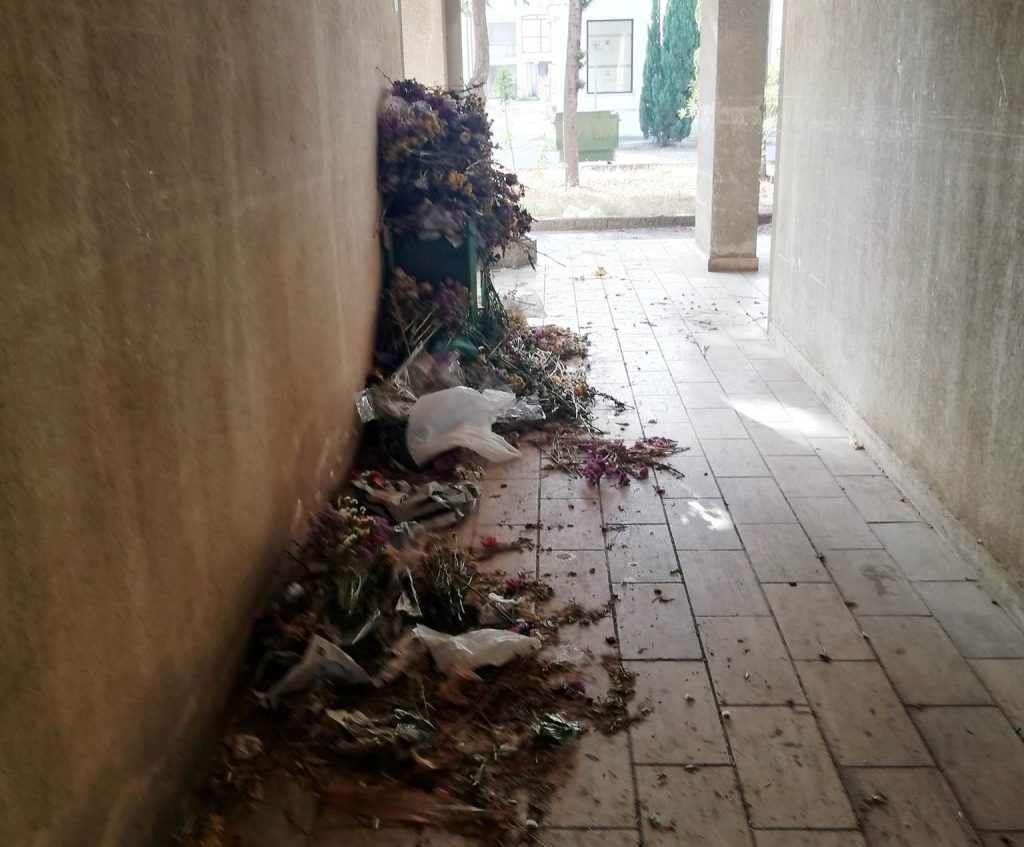 sporcizia cimitero condera