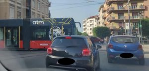 tram messina in mezzo alla strada