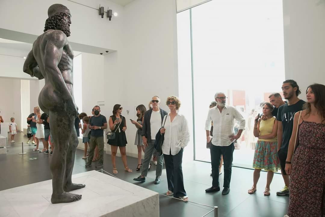 Anna Galiena in visita ai Bronzi
