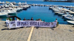 Giovani lega ponte stretto