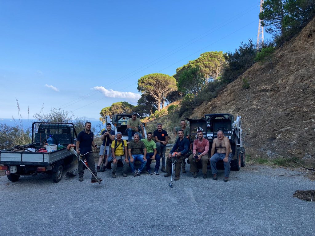 Messina, un gruppo di cittadini ripulisce 3 km di strada