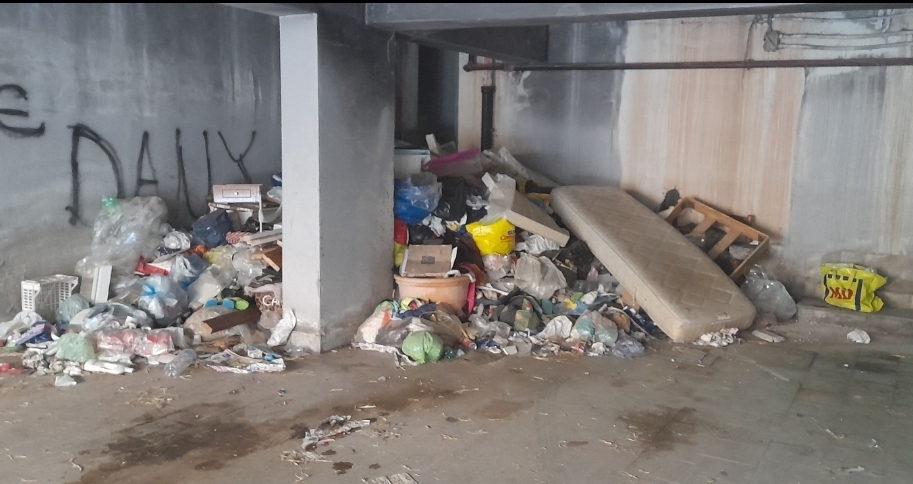 Spazzatura rifiuti alloggi Bisconte