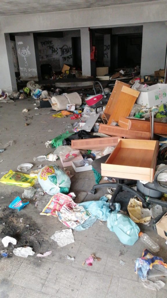 Spazzatura rifiuti alloggi Bisconte
