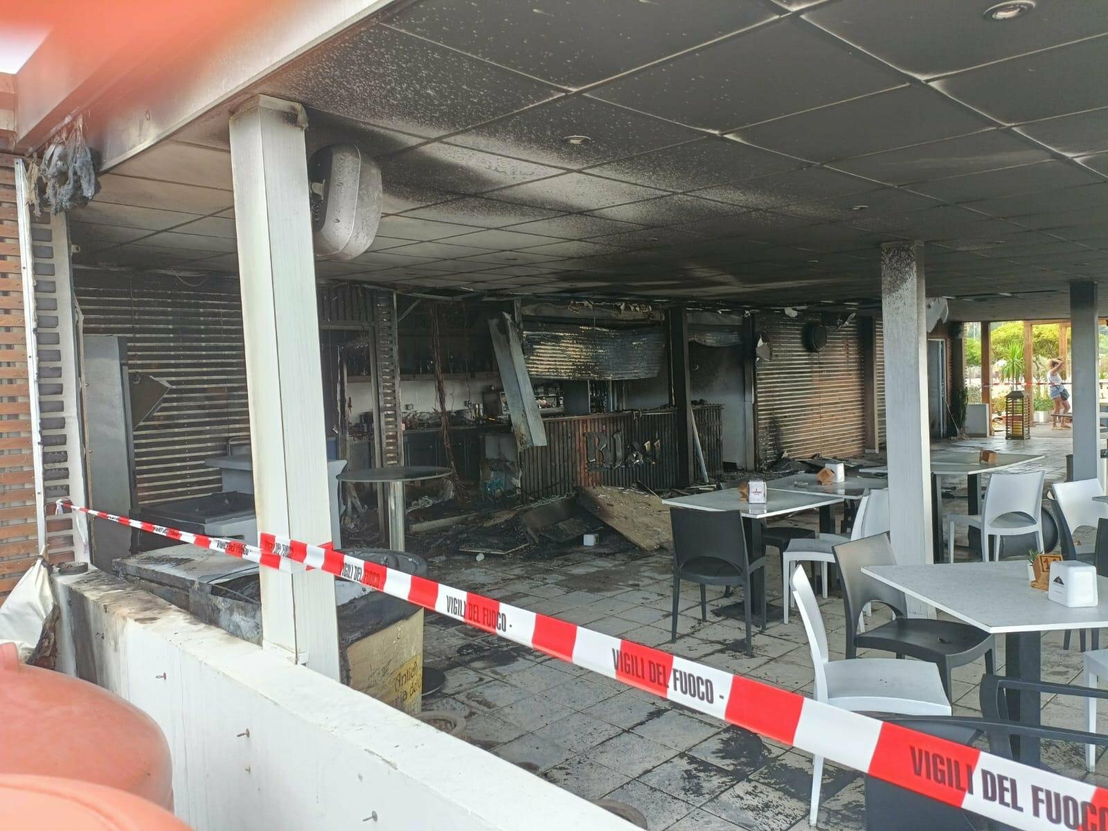 incendio lido blau beach cropani