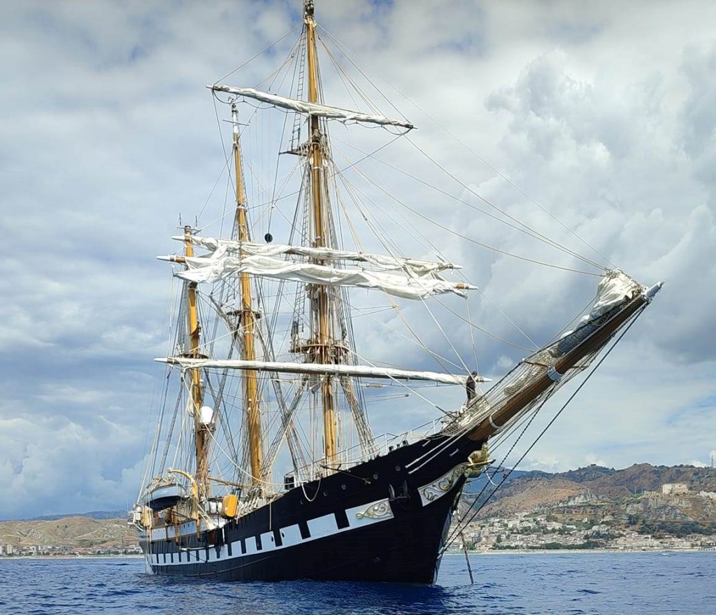 nave palinuro roccella jonica
