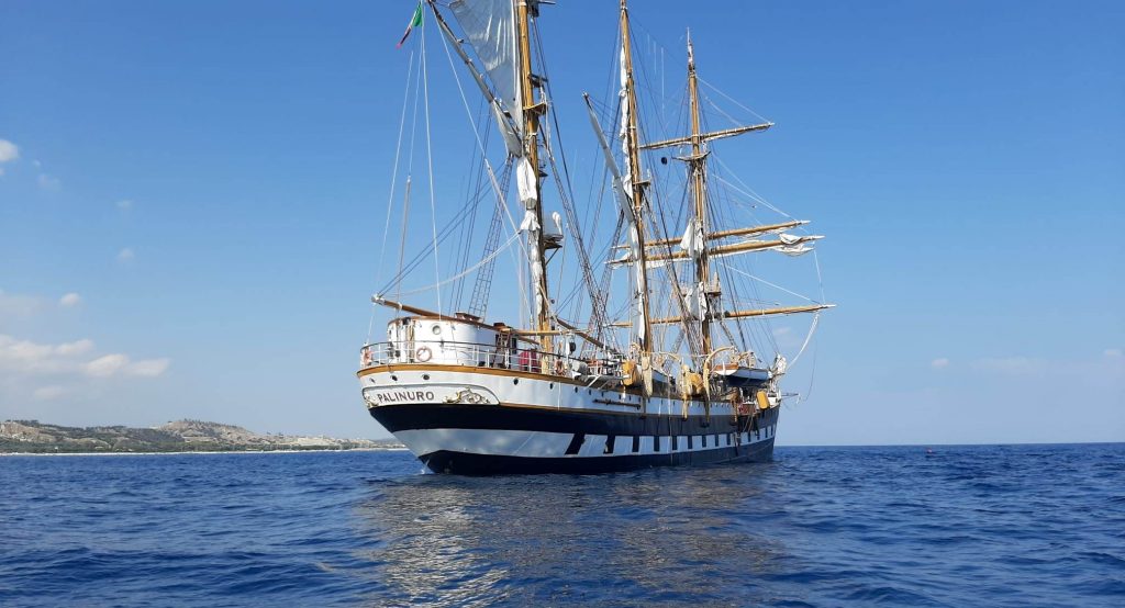 nave palinuro roccella jonica