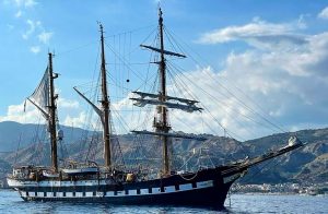 nave palinuro roccella jonica