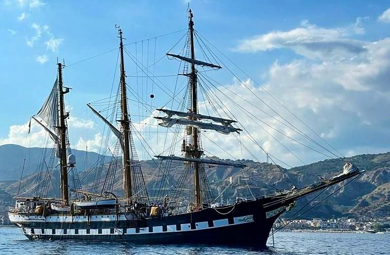 nave palinuro roccella jonica