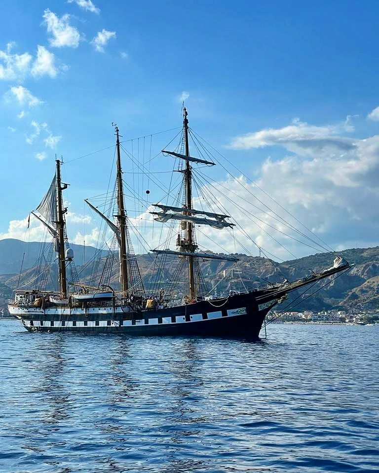 nave palinuro roccella jonica
