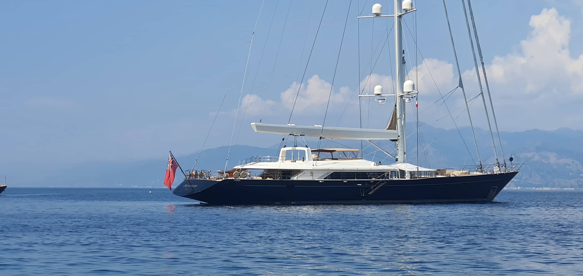 Bayesian: uno dei superyacht a vela più lussuosi del mondo attracca a ...