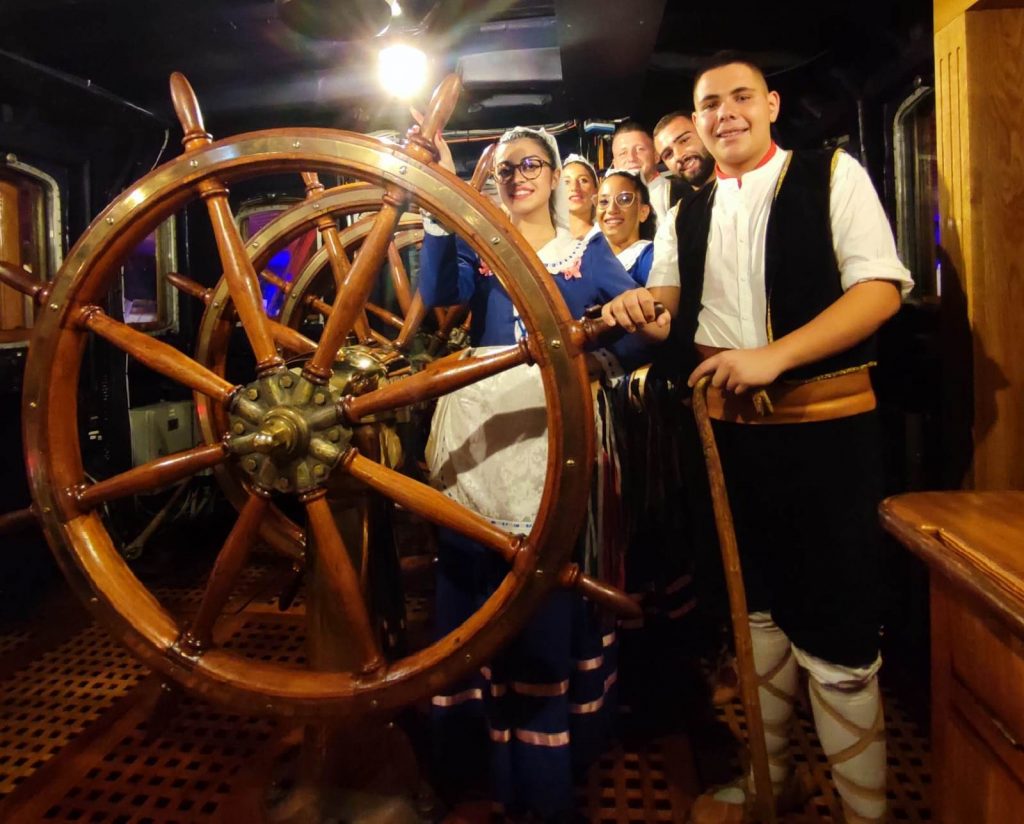 I Peddaroti ballano all'Amerigo Vespucci (1)