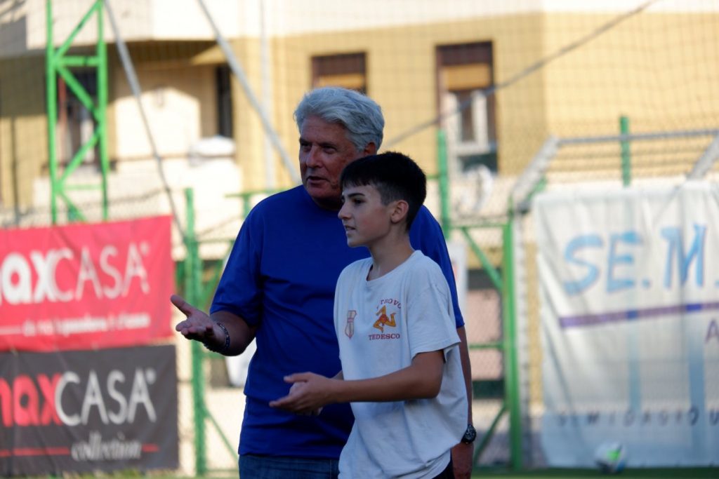 Il tecnico Giovanni Calarco con uno dei ragazzi (TRINACRIA MESSINA)