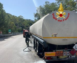 Incendio cisterna messina