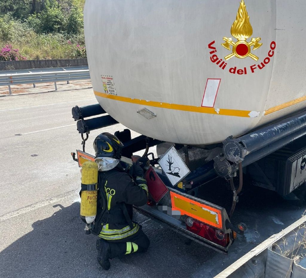 Incendio cisterna messina