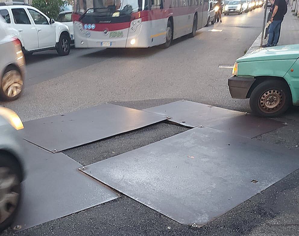 Lastre copertura buca via Sbarre Centrali