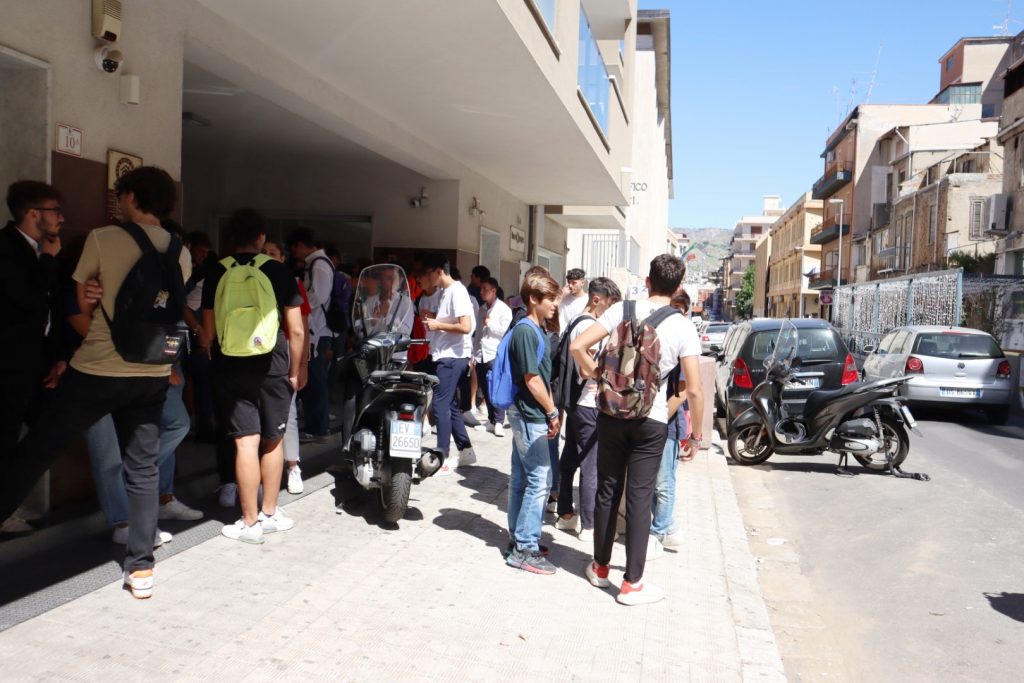 Primo giorno di scuola Liceo da Vinci Reggio Calabria (2)