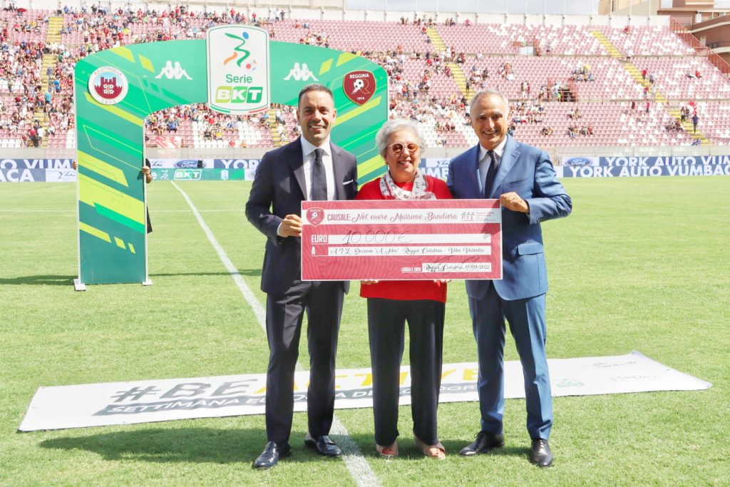 Reggina-Cittadella consegna incasso Ail per Massimo Bandiera Saladini Presidente Ail Cardona