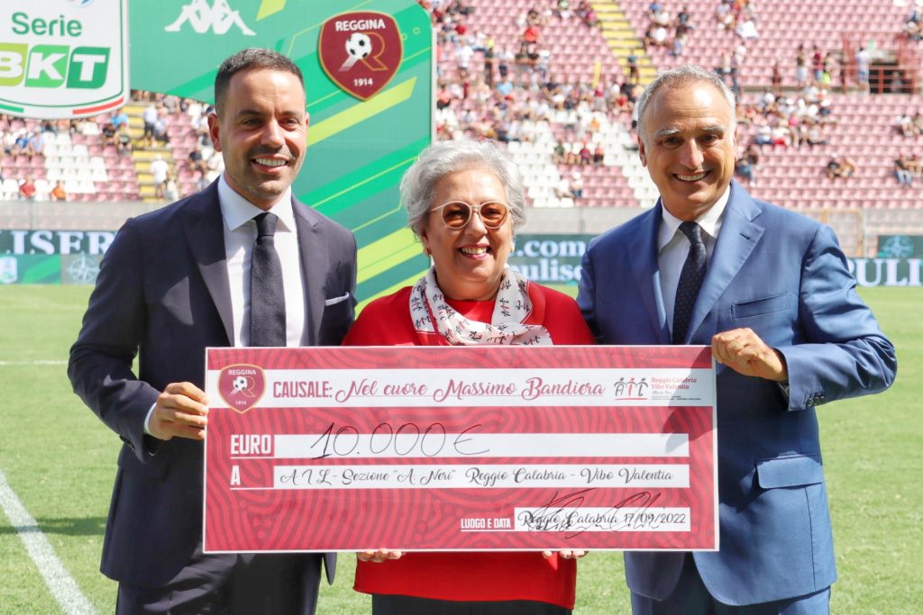 Reggina-Cittadella consegna incasso Ail per Massimo Bandiera Saladini Presidente Ail Cardona