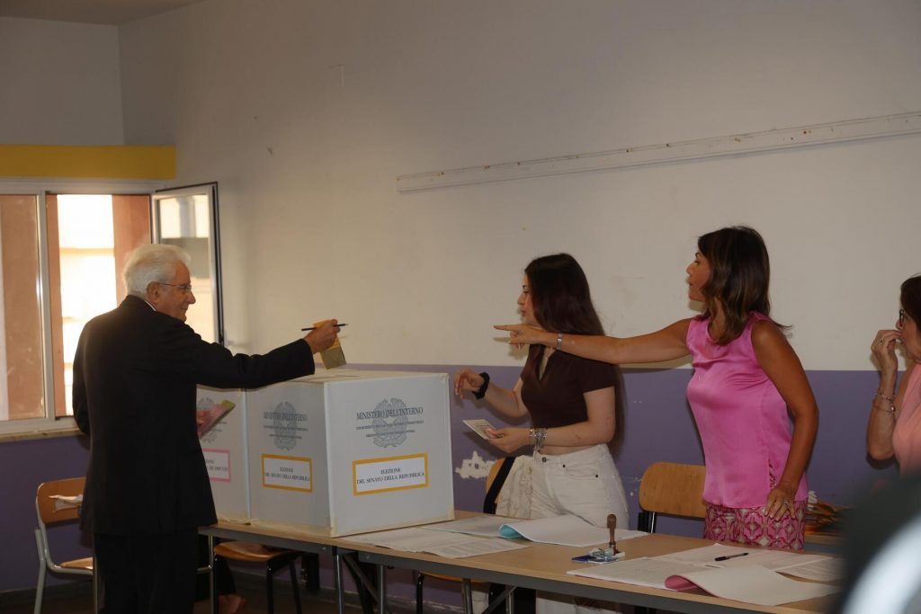 Elezioni: Mattarella vota a Palermo tra gli applausi