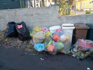 abbandono rifiuti strada
