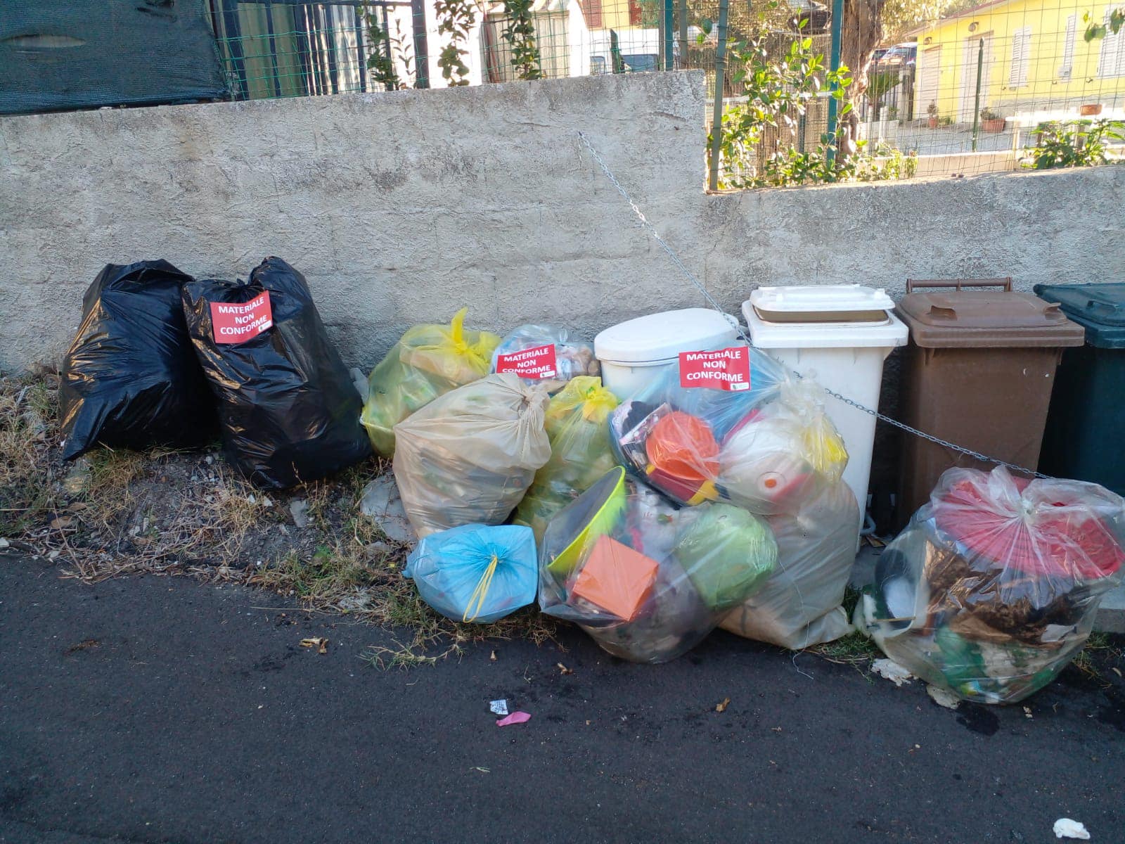 abbandono rifiuti strada