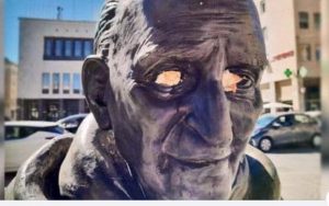 giacomo_mancini_statua_vandalizzata