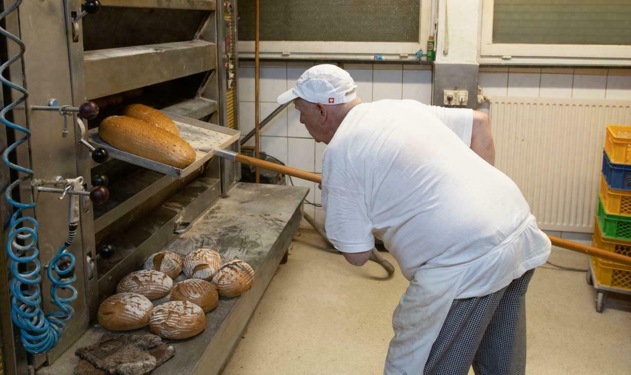 panettiere-sforna-il-pane