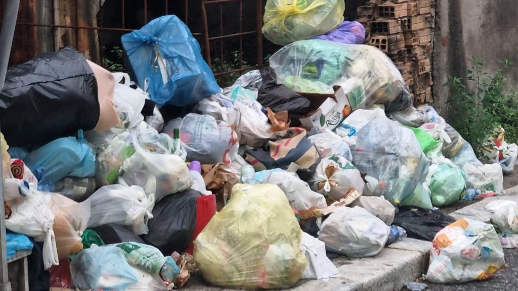 rifiuti Via Vecchia Cimitero