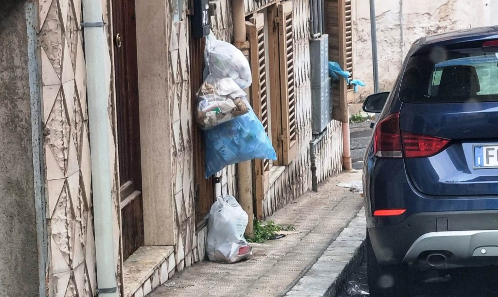 rifiuti Via Vecchia Cimitero