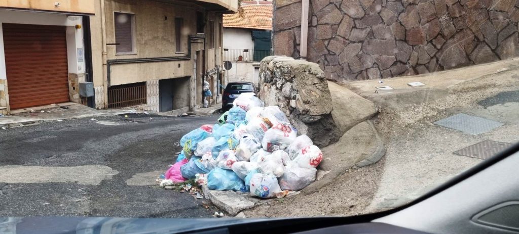 rifiuti Via Vecchia Cimitero