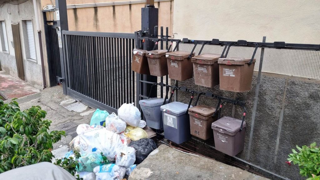 rifiuti Via Vecchia Cimitero