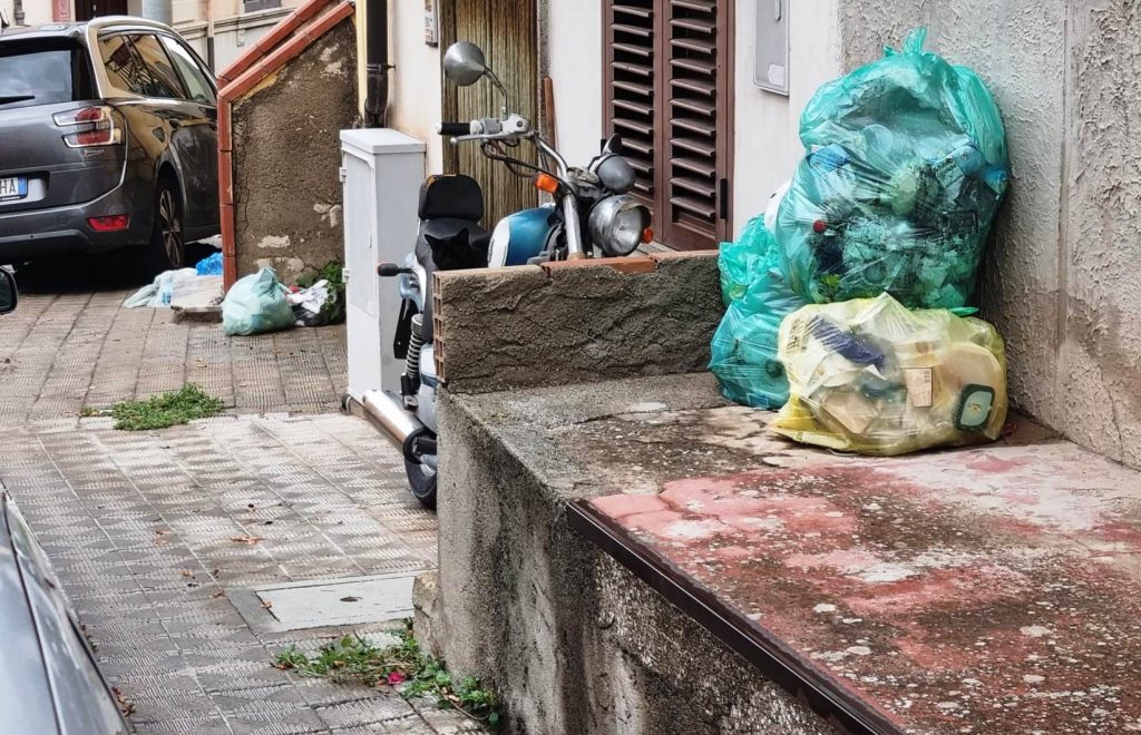 rifiuti Via Vecchia Cimitero