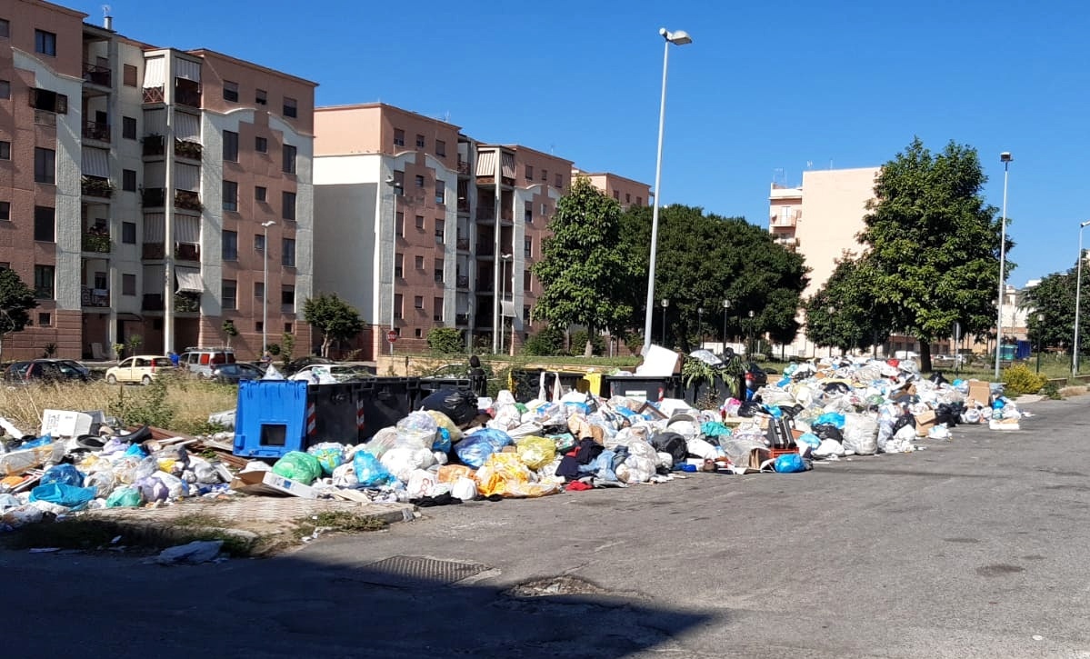 Barricate di spazzatura rione Marconi (2)