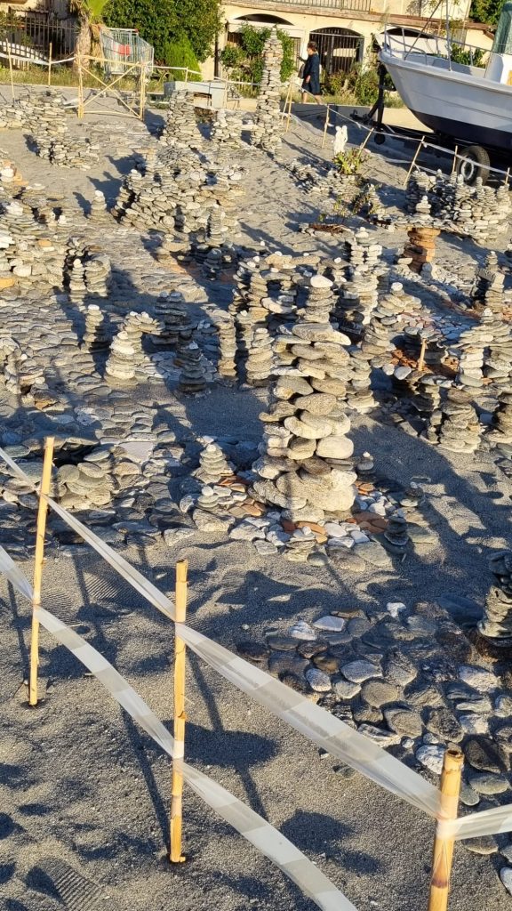 Città in miniatura pietre spiaggia Reggio Calabria