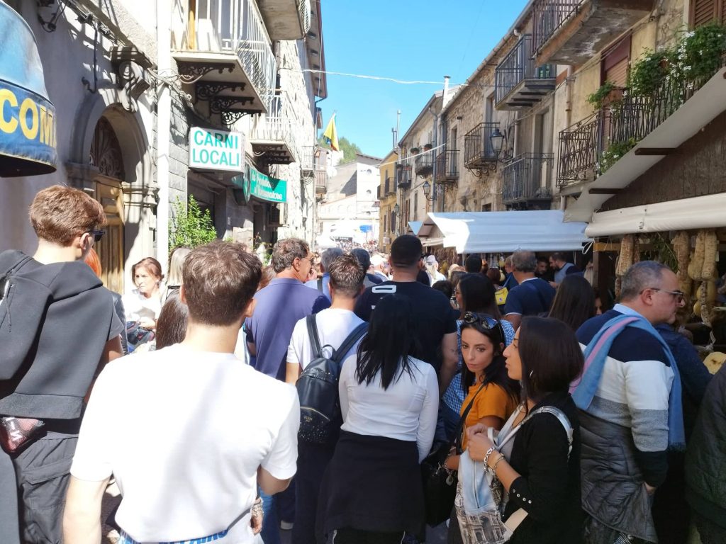 Fiume di gente Floresta per Ottobrando Sagra Funghi