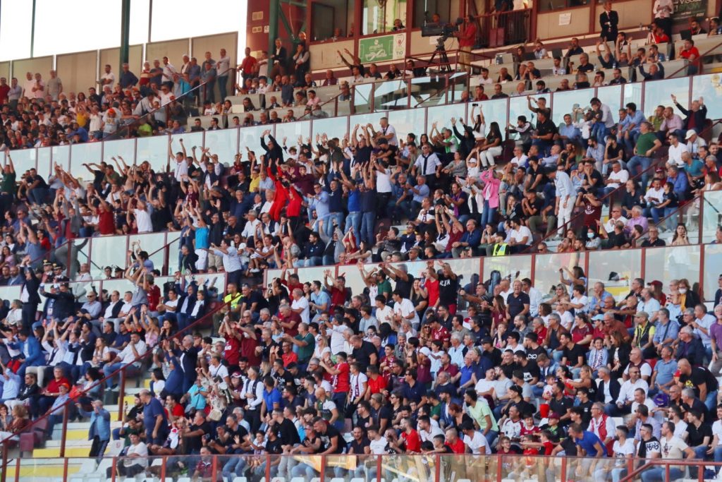 Reggina-Cosenza tifosi Tribuna Granillo ola