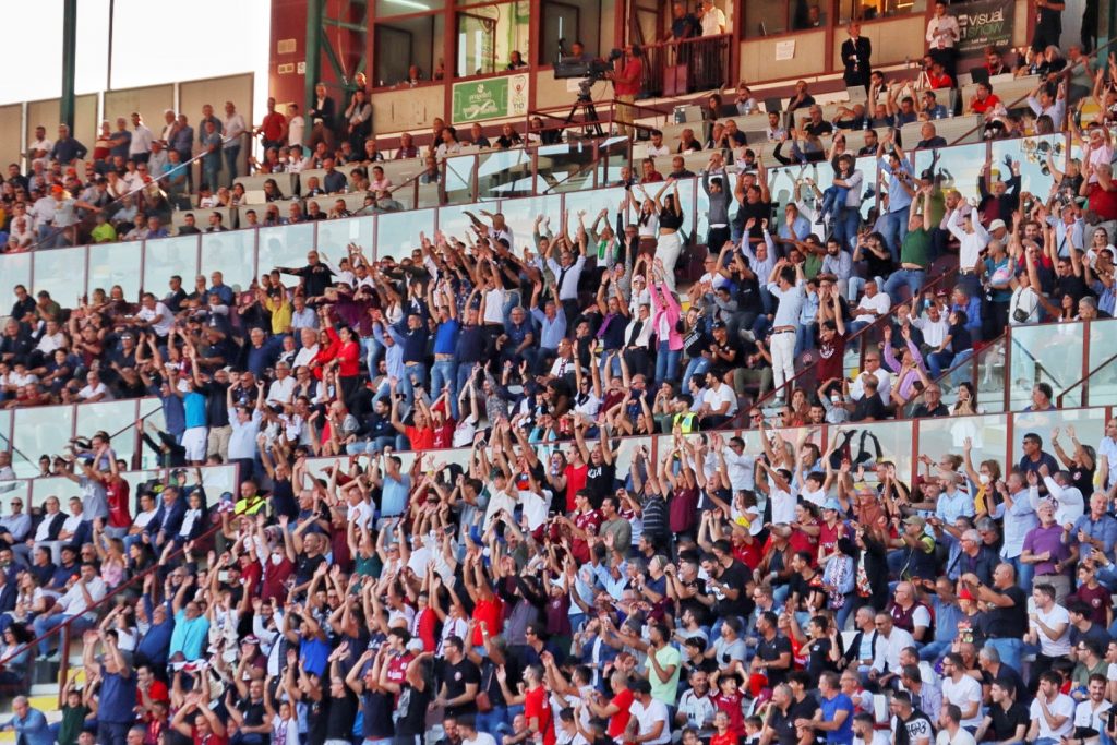 Reggina-Cosenza tifosi Tribuna Granillo ola