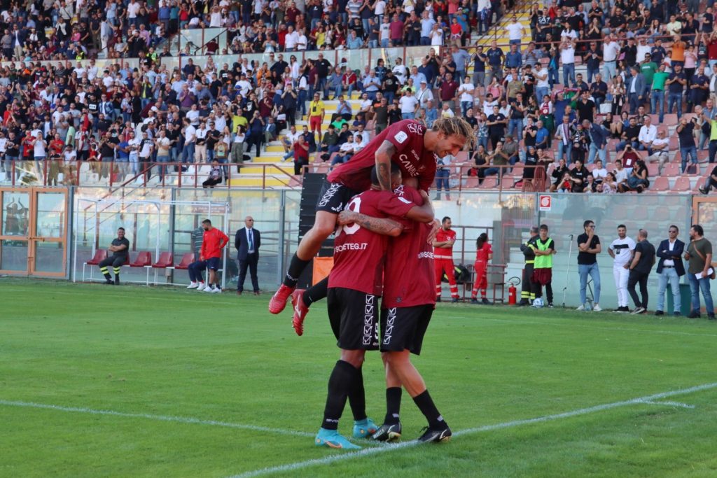 Reggina-Cosenza esultanza gol Menez