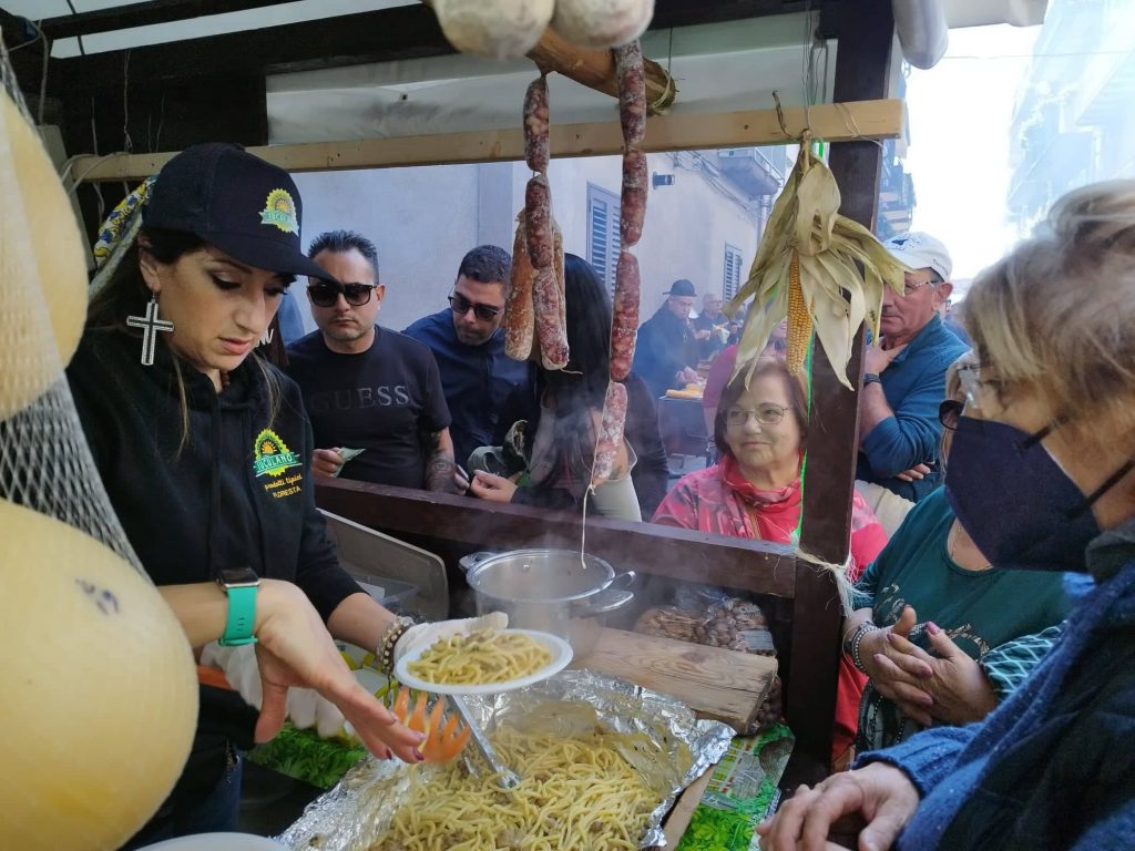 Stand provole con Tagliatelle ai funghi Ottobrando Floresta 22