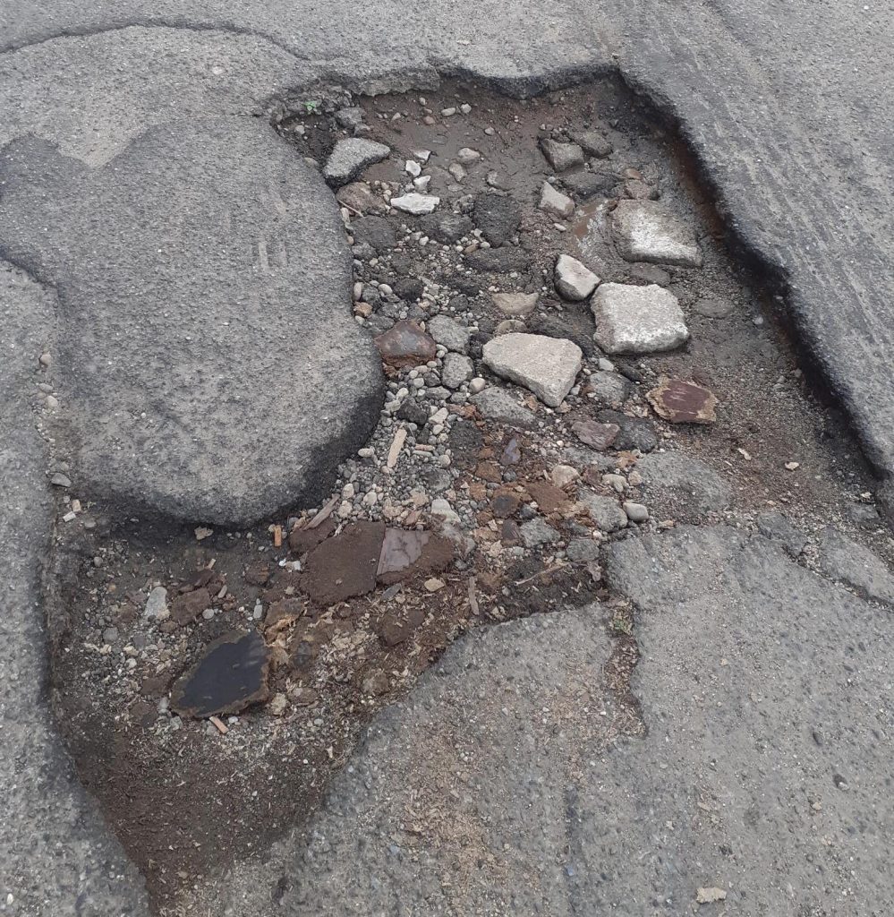 Strada disastrata nei pressi di Architettura Reggio Calabria (2)