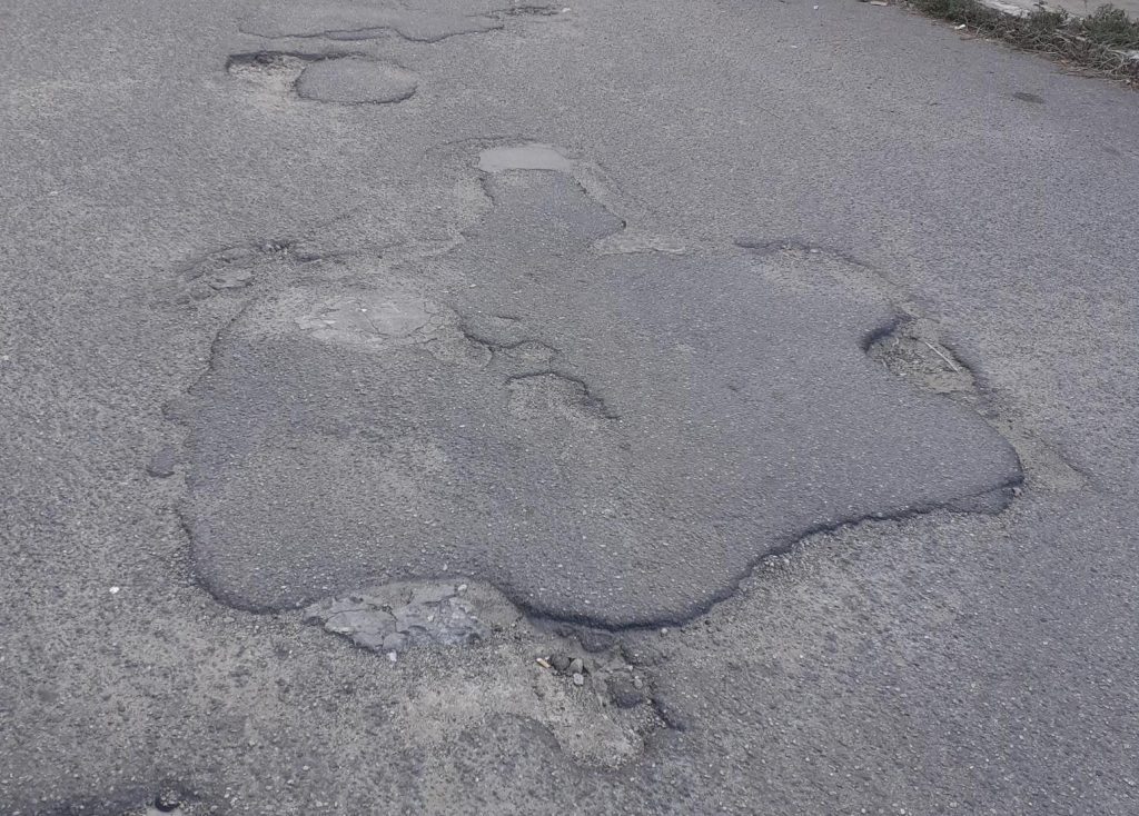 Strada disastrata nei pressi di Architettura Reggio Calabria (2)