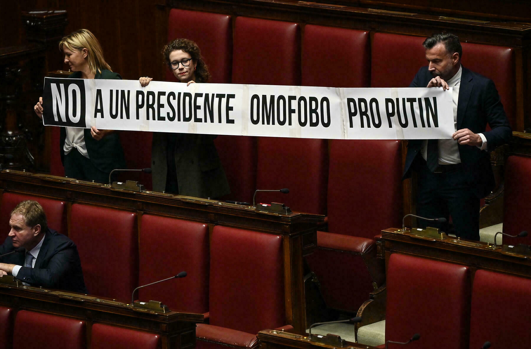 Striscione contestazione Lorenzo Fontana