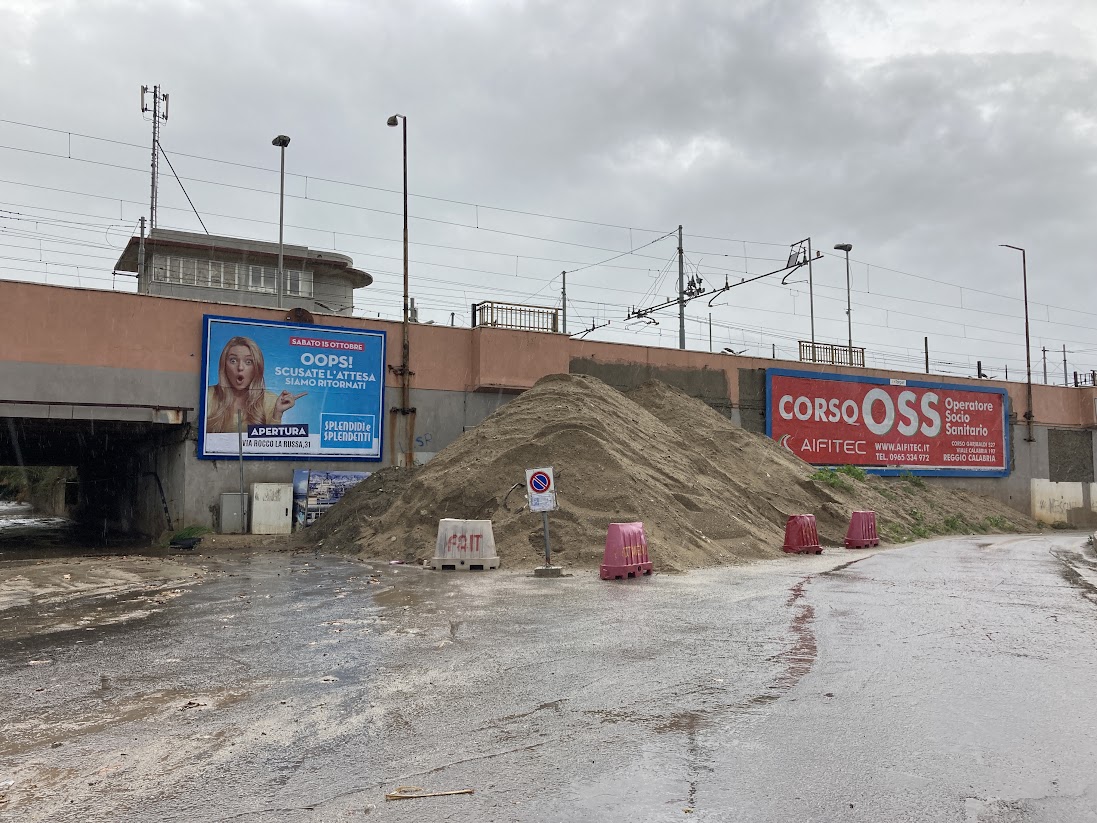 Terra accumulata ingresso navi Villa San Giovanni